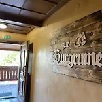 Zur Burgruine Hotell *