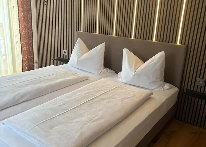 Zur Burgruine Hotel *