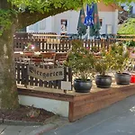Zur Burgruine Hotel *