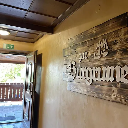 Zur Burgruine Hotell *