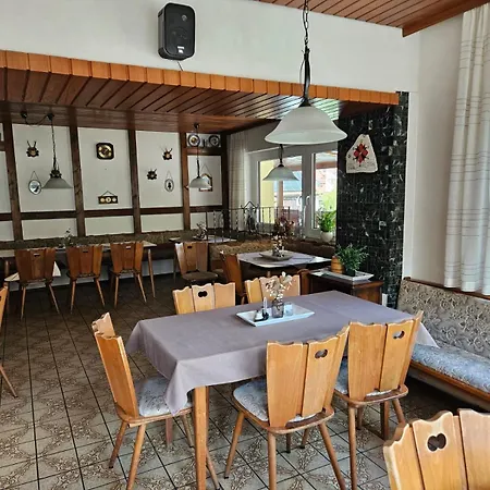 Zur Burgruine * بوتينشتاين