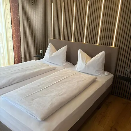 Zur Burgruine Hotell *
