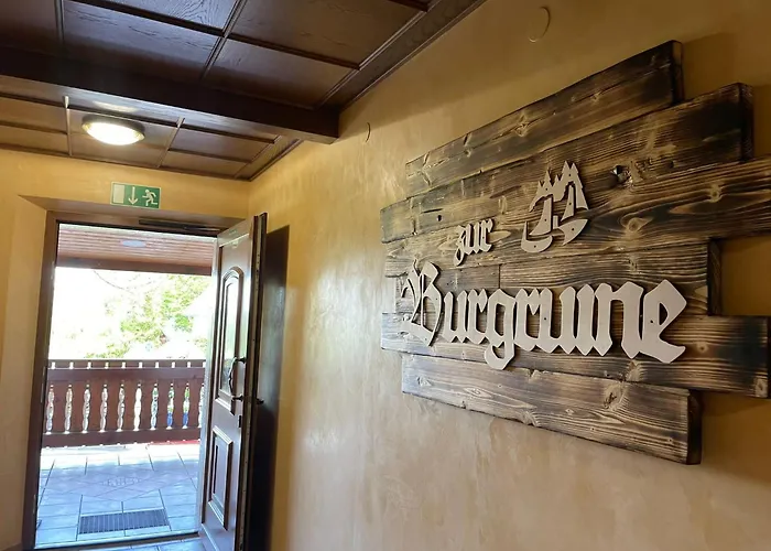 Zur Burgruine Hotel *