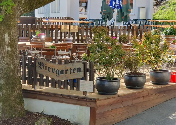 Zur Burgruine Hotel *