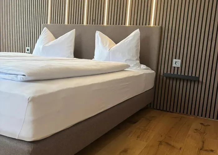 Zur Burgruine Hotel